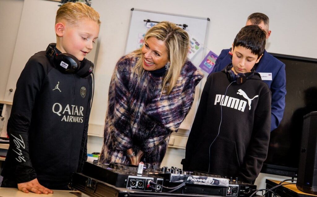 La Reina Maxima visita las escuelas primarias Sint Fransschool y Emmermeer 8 1024x638 - ¡La Reina Máxima lleva el arte y la cultura a las escuelas de Emmen!