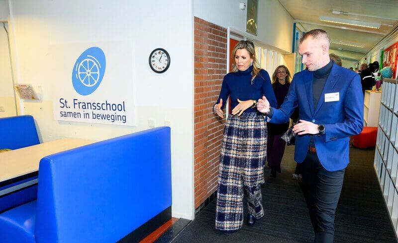 La Reina Maxima visita las escuelas primarias Sint Fransschool y Emmermeer 9 - ¡La Reina Máxima lleva el arte y la cultura a las escuelas de Emmen!