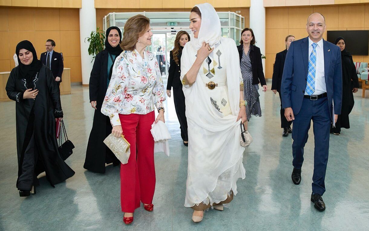 La Reina Silvia en Doha con su compromiso social