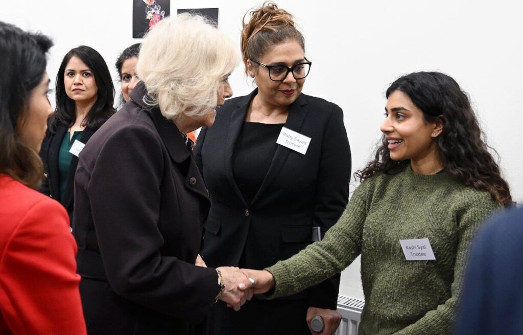 La reina Camilla visita el Centro de Recursos para Mujeres Asiaticas de Londres 4 1024x655 - La Reina Camilla visita el Centro de Recursos para Mujeres Asiáticas de Londres y deja un mensaje de esperanza