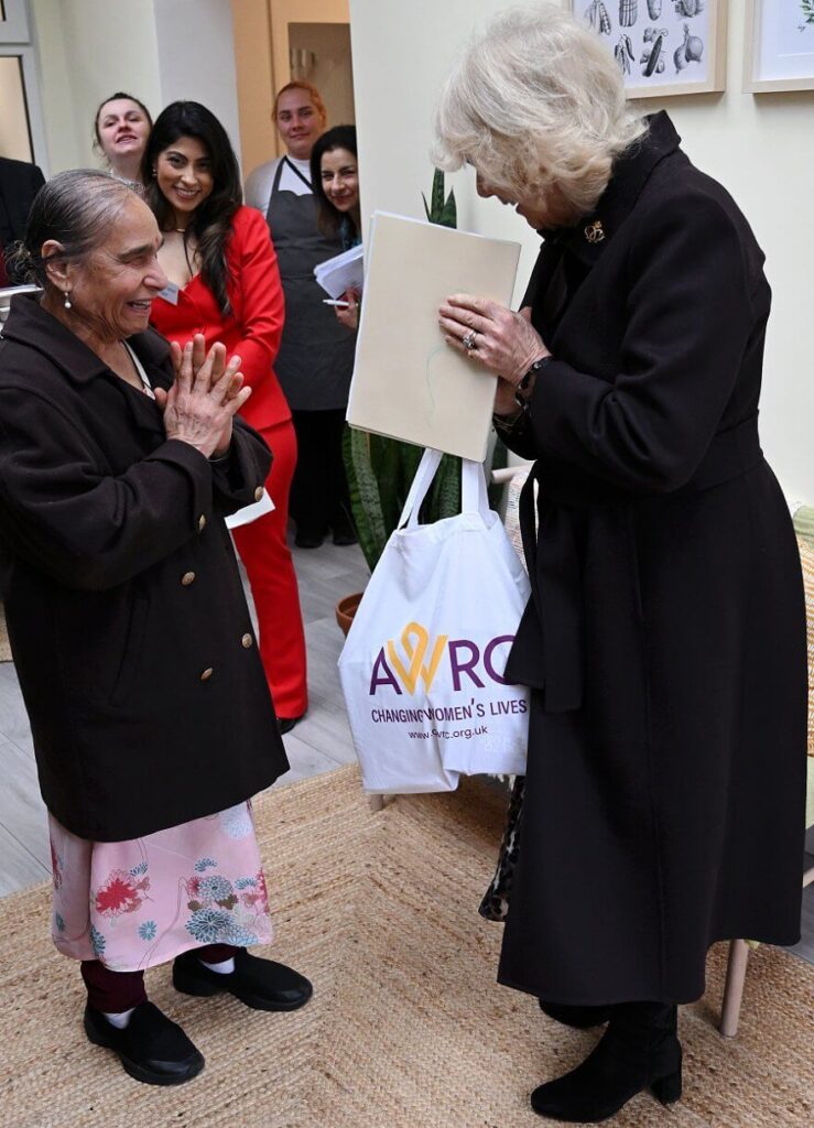 La reina Camilla visita el Centro de Recursos para Mujeres Asiaticas de Londres 5 739x1024 - La Reina Camilla visita el Centro de Recursos para Mujeres Asiáticas de Londres y deja un mensaje de esperanza