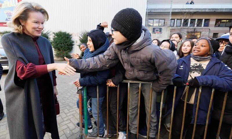 ¡La reina Matilde de Bélgica vuelve a sorprender con su cercanía!