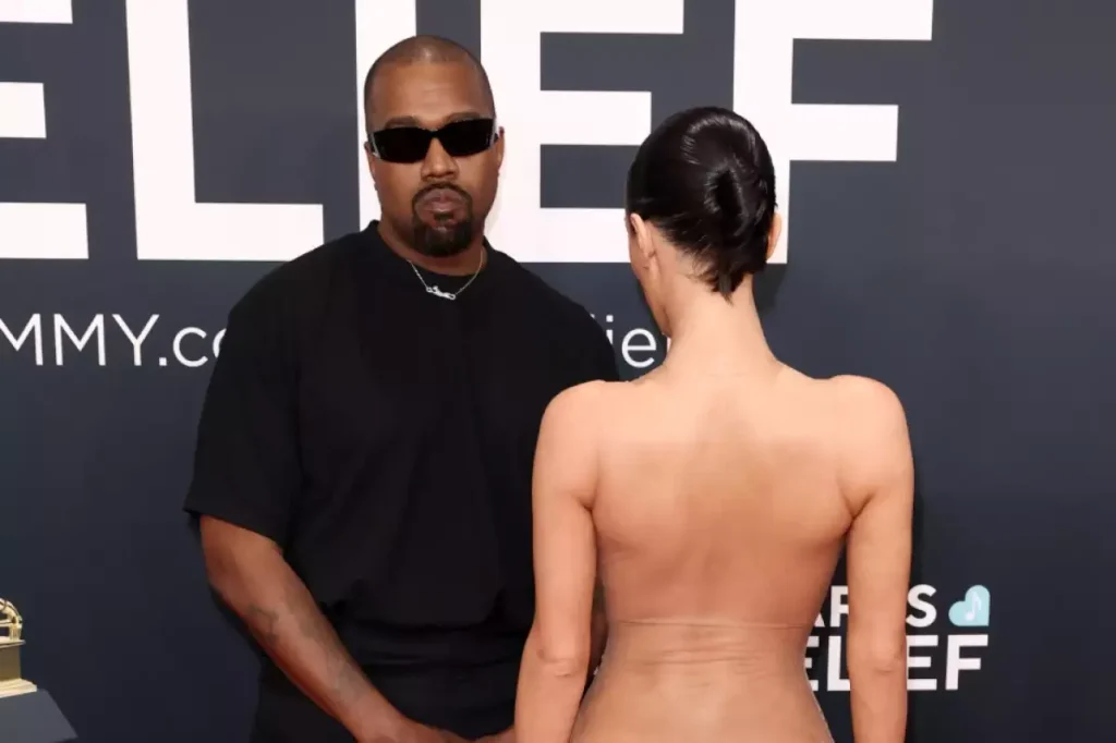 descarga 1024x682 - Kanye West y Bianca Censori: El polémico posado que les costó la expulsión de los Grammy 2025