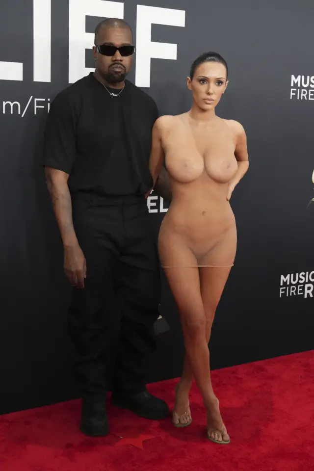 kanye west y bianca censori en los premios grammy 2025 - Kanye West y Bianca Censori: El polémico posado que les costó la expulsión de los Grammy 2025